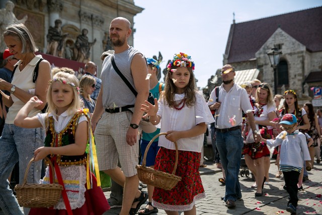 Boże Ciało w Krakowie 2018. Dzieci sypały kwiatki