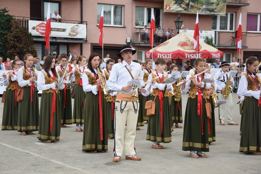 Parada i tańce instrumentalistów w Skale. Festiwal Orkiestr Wojskowych i Dętych