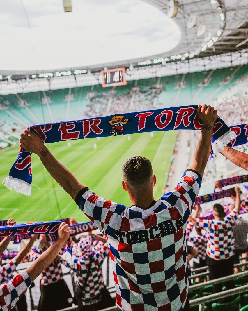 Zobacz kolejne zdjęcia. Przesuwaj zdjęcia w prawo - naciśnij...