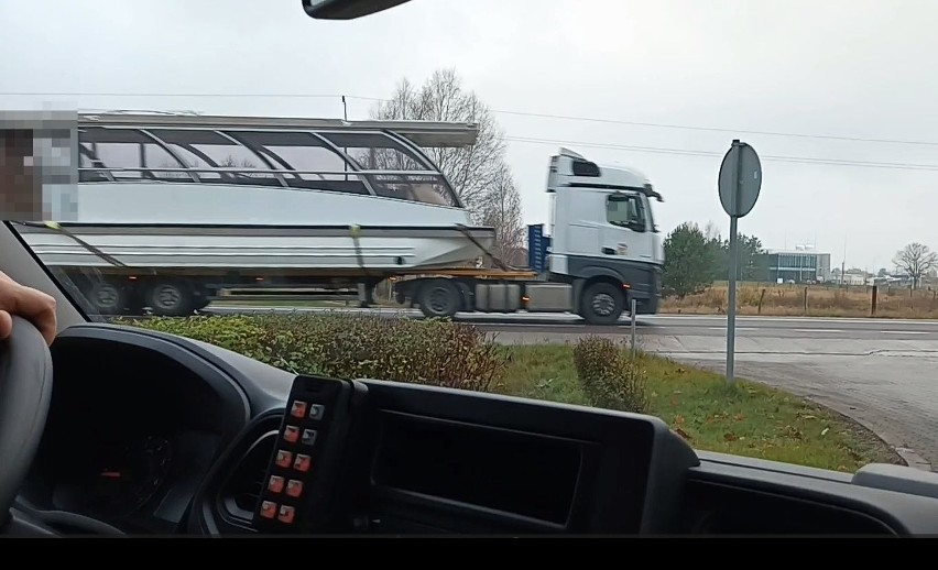 Augustów. Krążownik szos przewoził statek, zajmując ponad pół jezdni. Nie miał badań technicznych i ubezpieczenia. Kara to ponad 30 tys. zł