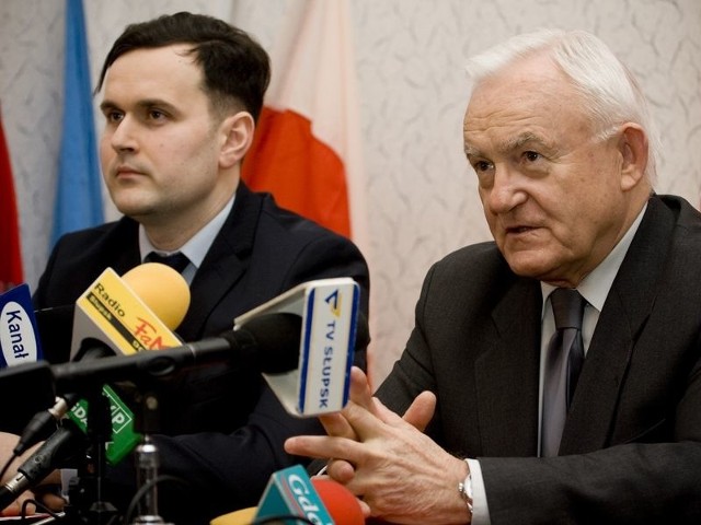 Leszek Miller podczas konferencji w Słupsku. Obok Paweł Szewczyk, szef słupskiego SLD.