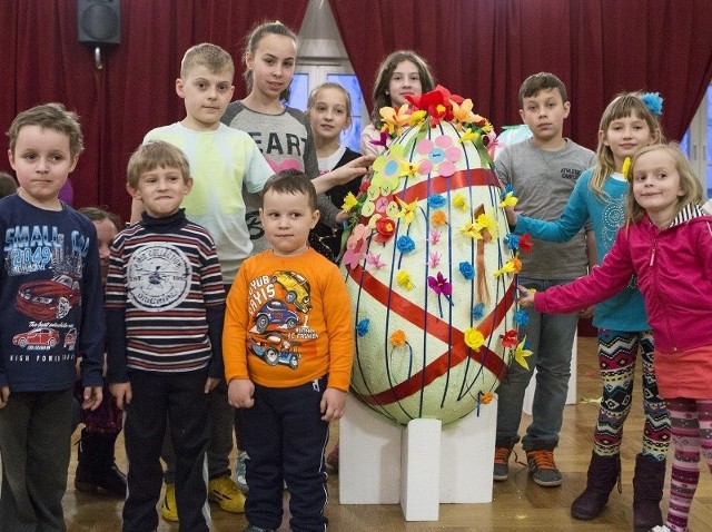 Tak dzieci przystroiły jedno z dwóch niemal metrowych jaj, jakie wykonano podczas Rodzinnych Warsztatów Wielkanocnych.