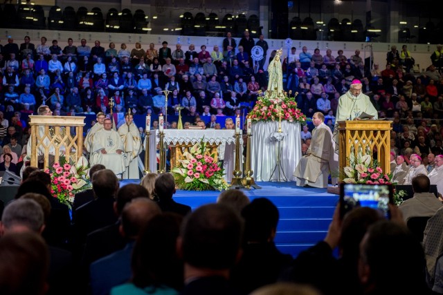 Dziś - z okazji 26. rocznicy powstania rozgłośni - w hali widowiskowo-sportowej przy ul. Bema gromadzili się słuchacze Radia Maryja.Hala była otwarta dla pielgrzymów już od godz. 9, jednak uroczystości związane z 26. rocznicą powstania Radia Maryja rozpoczęły się o godz. 12.30 od modlitwy różańcowej. O godz. 13 koncerty i modlitewne oczekiwanie. Natomiast o godz. 16 rozpoczęła się msza św. Będzie jej przewodniczył biskup ordynariusz diecezji włocławskiej ks. bp Wiesław Mering.