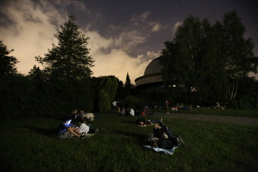 Noc spadających gwiazdy w 2017 r. przed Planetarium Śląskim