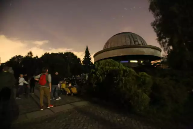 Noc spadających gwiazdy w 2017 r. przed Planetarium Śląskim