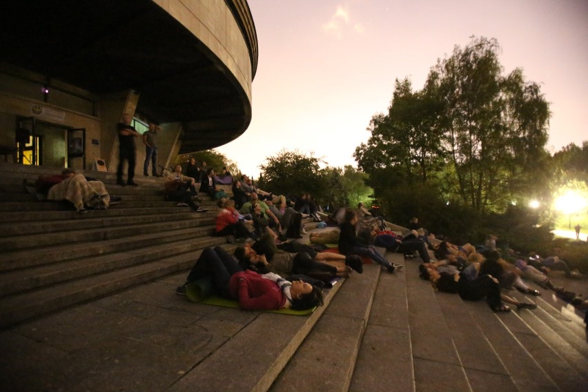 Noc spadających gwiazdy w 2017 r. przed Planetarium Śląskim