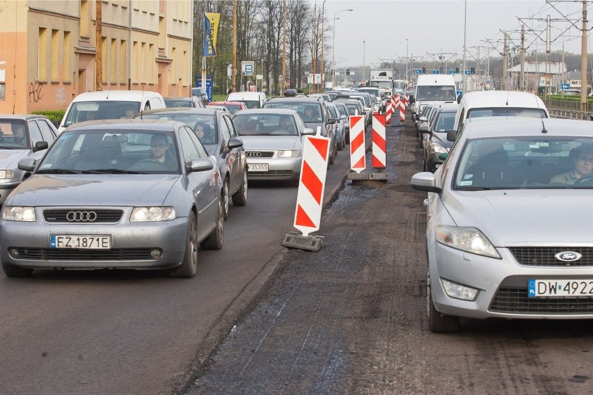 Ogromne korki na Lotniczej i Legnickiej w stronę centrum. Przez szybki remont (ZDJĘCIA)