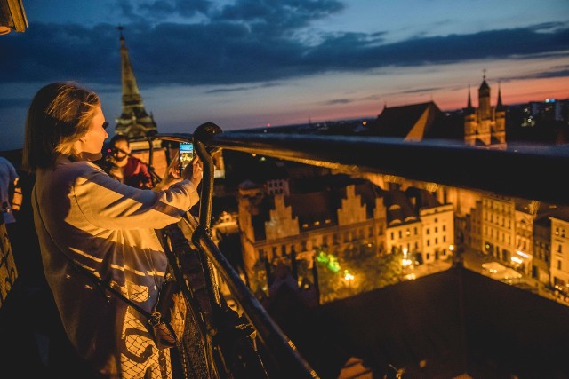 Spojrzenie na Toruń w nocnym anturażu.