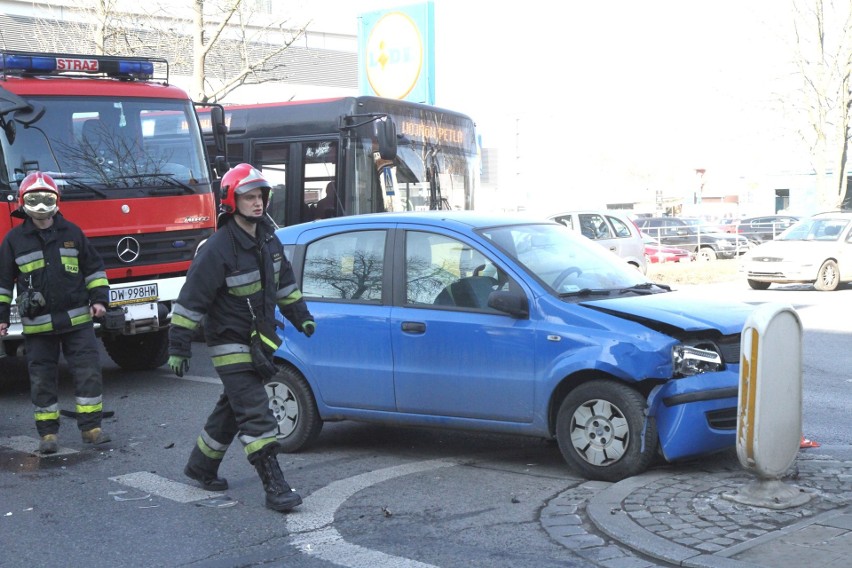 Wypadek na Boya-Żeleńskiego. Zderzyły się dwa samochody 