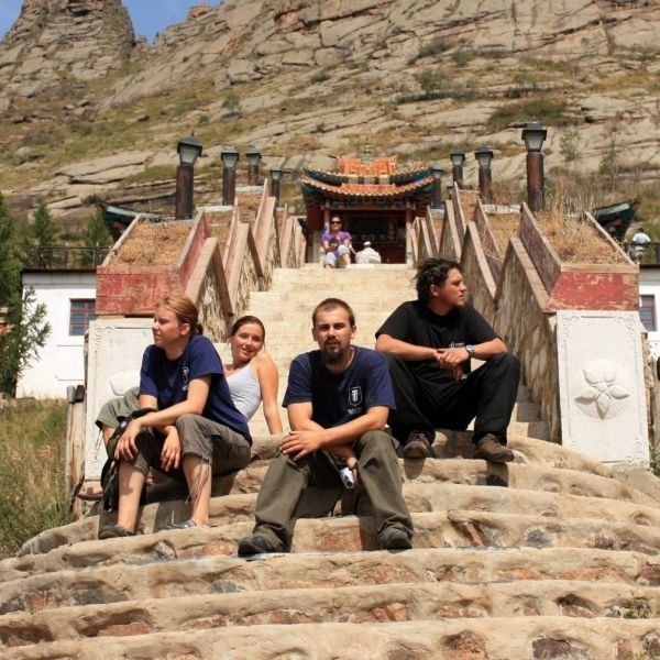 Dorota, Marcin, Damian i Marta (z lewej) na schodach świątyni buddyjskiej w okolicach Ułan Bator.