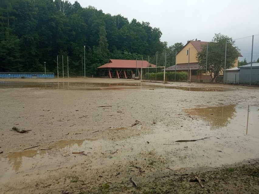 Galicja Chmielnik zbiera pieniądze na odbudowę stadionu, który ucierpiał podczas podtopień. Można pomóc 