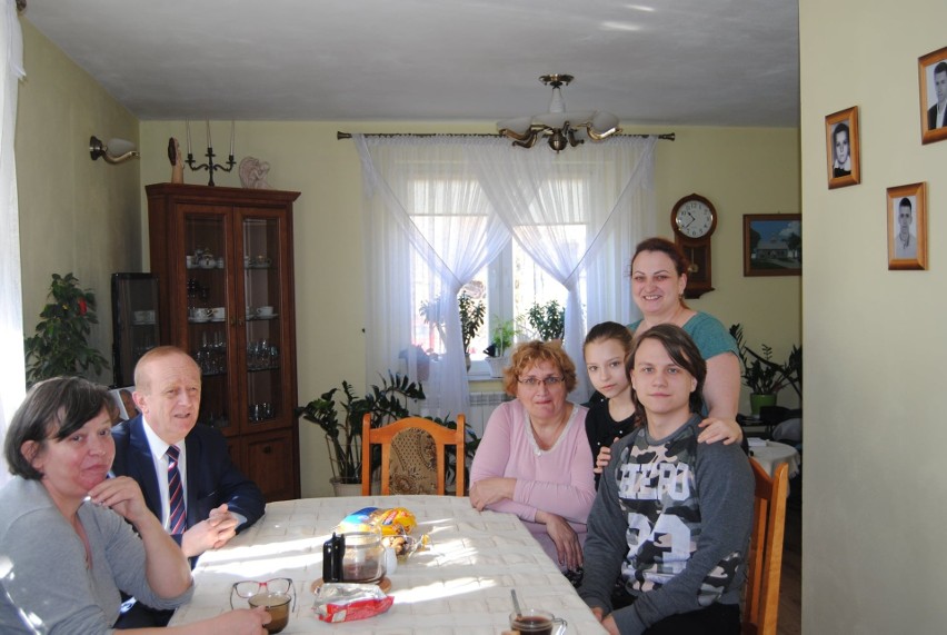Rodzina z Ukrainy w domu Jolanty i Marka Suligów.
