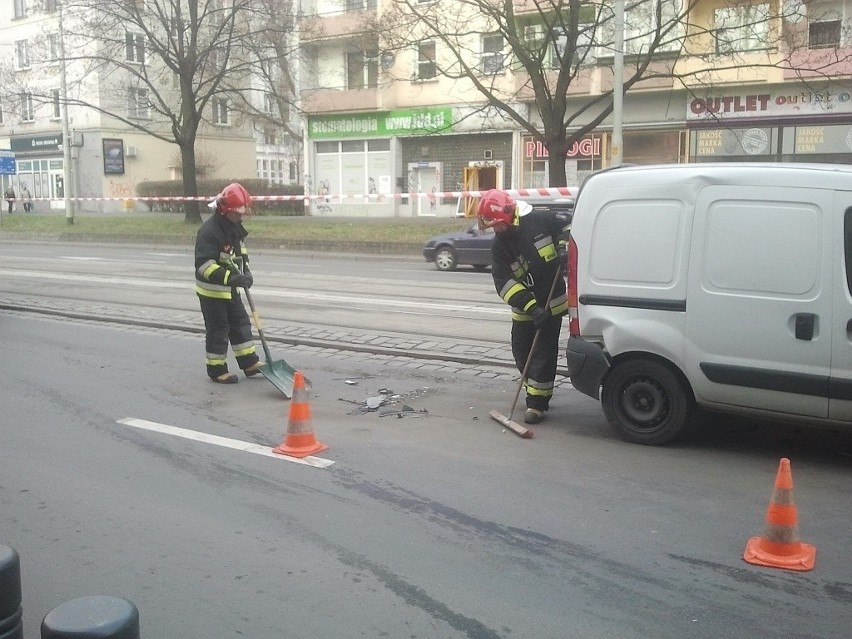 Wrocław: Wypadek na Piłsudskiego. Zderzyły się trzy samochody (ZDJĘCIA)