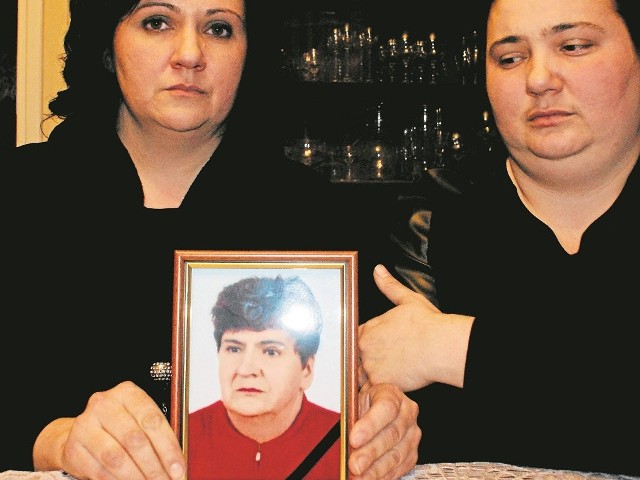 Barbara Lipska i Wioletta Zygmańska z portretem swojej mamy. Domagają się, by prokuratura głębiej przyjrzała się sprawie