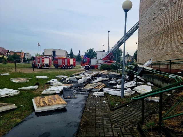 Uszkodzony dach hali zabezpieczali strażacy.