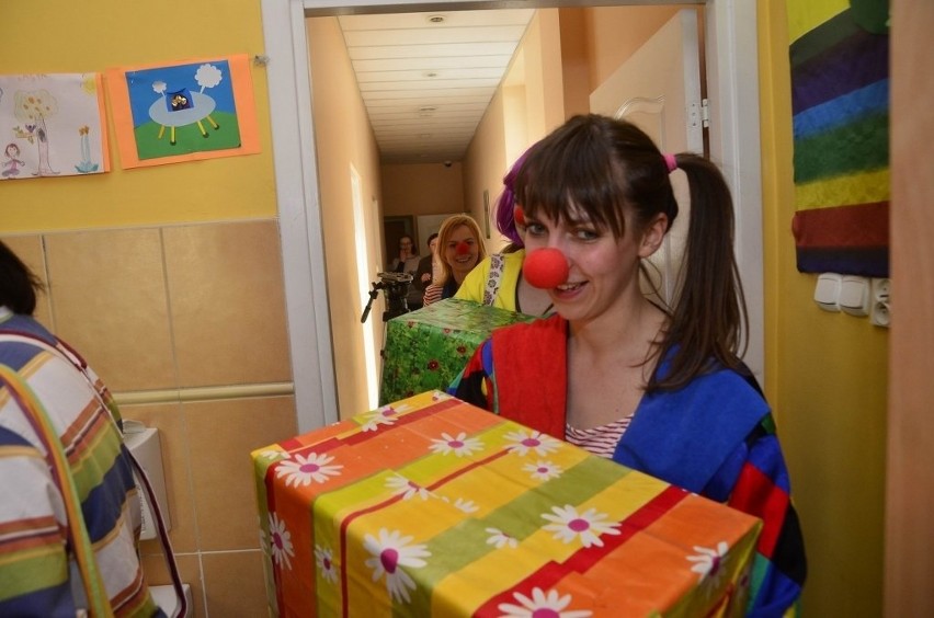 Poznań: Dr Clown przywiózł małym pacjentom mnóstwo klocków