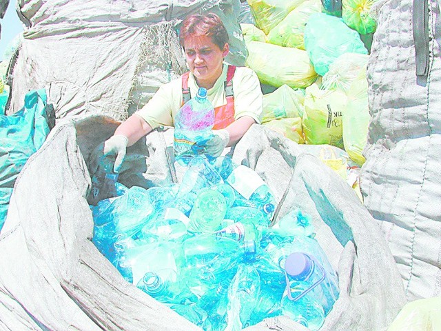 Mieszkańcy Głubczyc segregują plastik, szkło i papier.