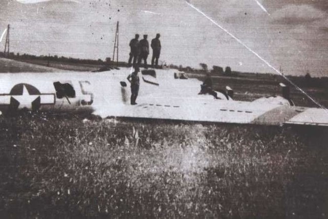 Wrak amerykańskiego samolotu leżał na sławickiej łące jeszcze długo po wojnie