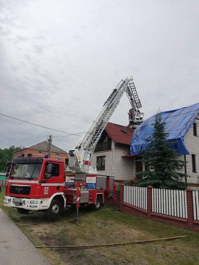 Jeden z uszkodzonych budynków w powiecie zwoleńskim.