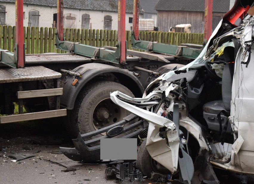 Wypadek w Andrzejkach-Tyszkach (gmina Czerwin). 30.09.2021 zderzyły się dwa pojazdy: bus oraz samochód ciężarowy. Zdjęcia