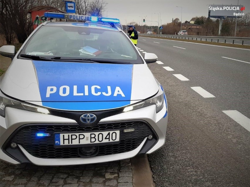 Policjanci z Będzina podczas kontroli dróg na terenie...