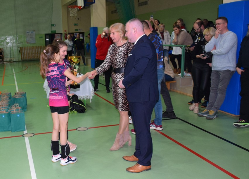 Odbył się V Ogólnopolski Turniej Minisiatkówki Dziewcząt - „Kluczewsko Mini Volley Cup’2023” o Puchar Wójta Gminy Kluczewsko. Zobacz zdjęcia