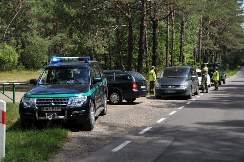 Pościg za przemytnikiem. Uciekał, bo przewoził nielegalnych emigrantów (zdjęcia)