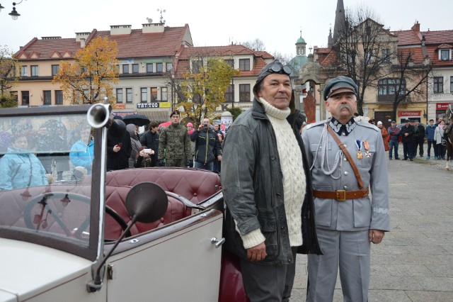 Zdzisław Uchacz jako marszałek Piłsudski rok temu na rynku w Myślenicach