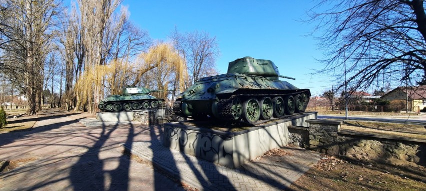 Czołgi przed cmentarzem żołnierzy Armii Czerwonej został...