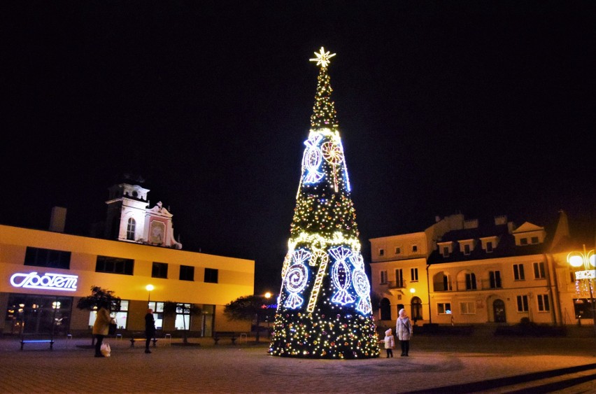 W sobotę 3 grudnia zaświeciła choinka na placu Bartosza...