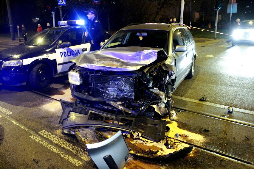 Wypadek karetki i 4 samochodów na Limanowskiego