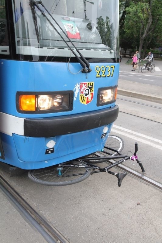 Wrocław: Wypadek rowerzysty przy moście Grunwaldzkim. Wjechał na czerwonym? (ZDJĘCIA)