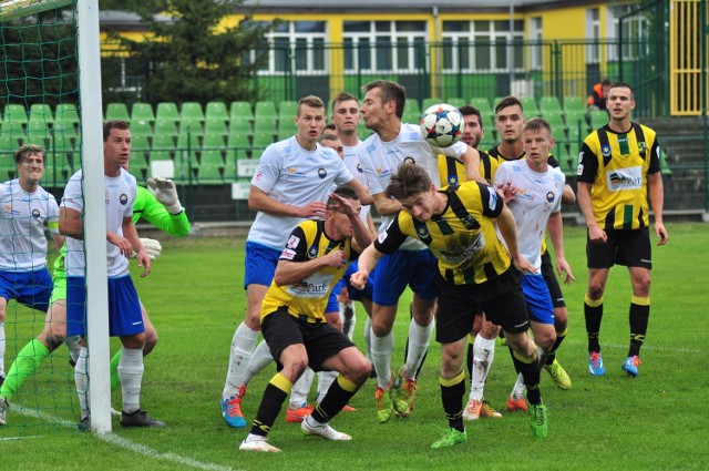 W sobotnich derbach pomiędzy Siarką Tarnobrzeg (żółte koszulki w czarne pasy) ze Stalą Mielec nie brakowało twardej walki.