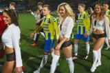 Holandia. Piłkarze wyszli na boisko w towarzystwie dziewczyn w bieliźnie (wideo)