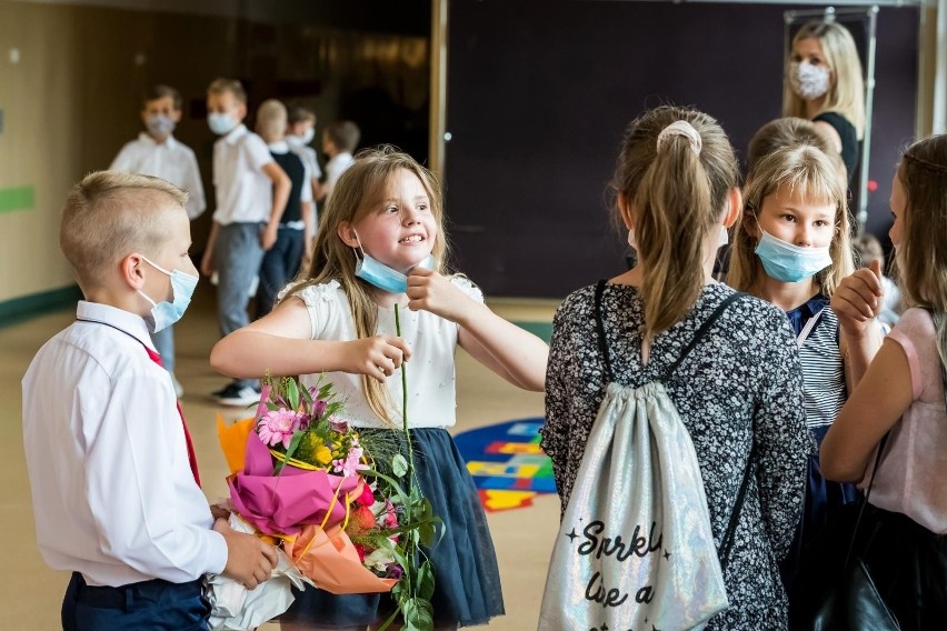 Opiekunowie odprowadzający dzieci mogą wchodzić do budynku...