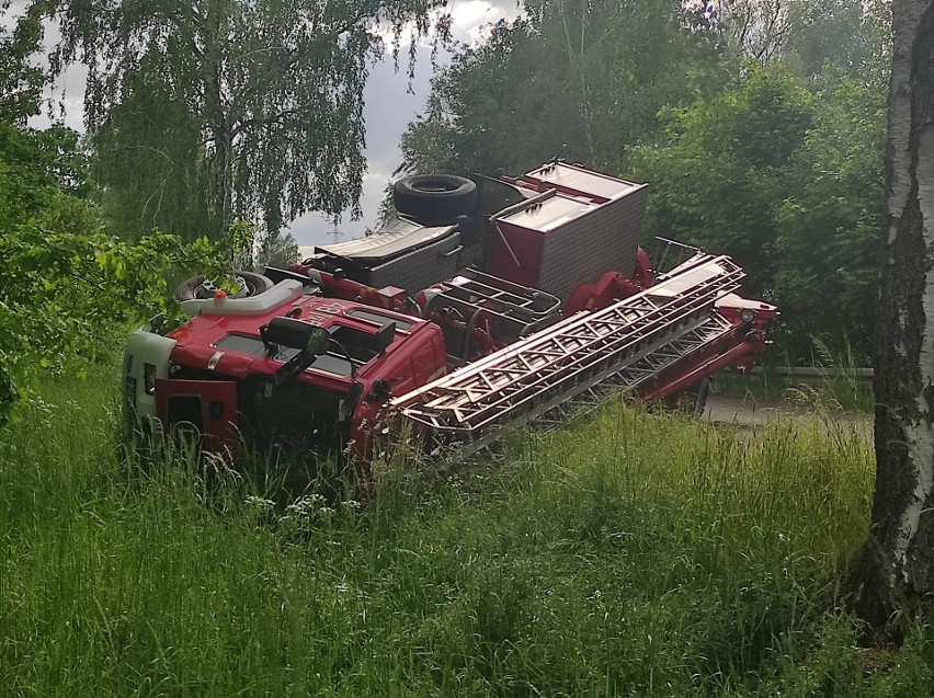 Strażacy mieli pecha. Wracali z akcji i wpadli...  do rowu