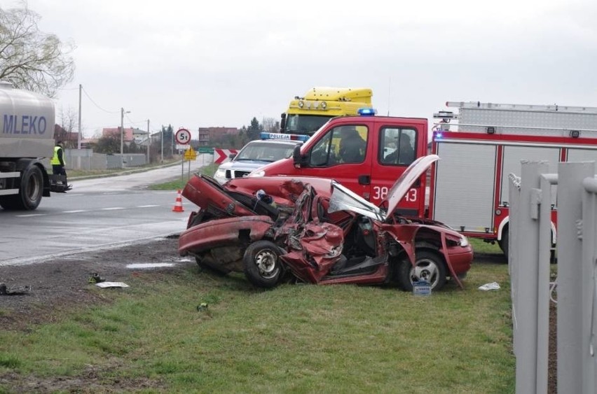 W Łabuńkach opel zderzył się czołowo z mercedesem 