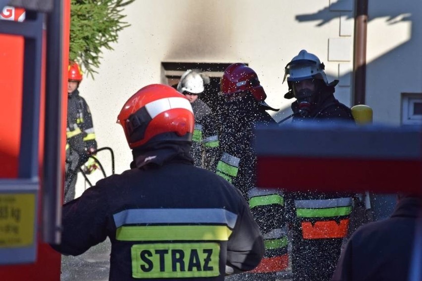 Na ulicy Małopolskiej w Miastku trwa akcja gaszenia pożaru...
