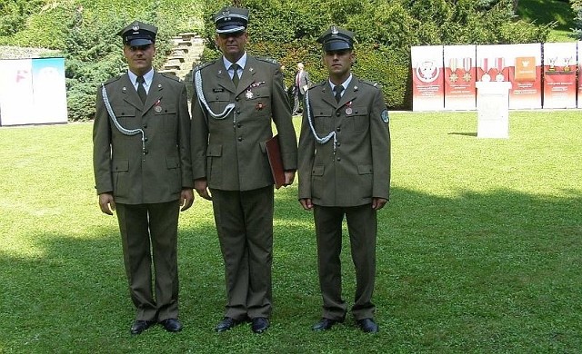 Podpułkownik Leszek Stępień oraz starsi szeregowi Piotr Sojecki i Łukasz Dąbek na wspólnym zdjęciu tuż po otrzymaniu medali oraz odebraniu odznaczenia dla niżańskiej jednostki.