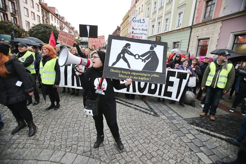 Czarny Wtorek we Wrocławiu. Marsz i protest w Rynku [ZDJĘCIA]