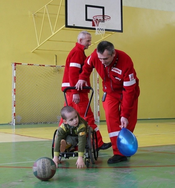 Grupa Ratownictwa Medycznego Polskiego Czerwonego Krzyża z Sandomierza aktywnie włączyła się w akcję "Sobotnie zajęcia dla niepełnosprawnych&#8221;. Medycy prowadzą z niepełnosprawnymi zajęcia ruchowe.