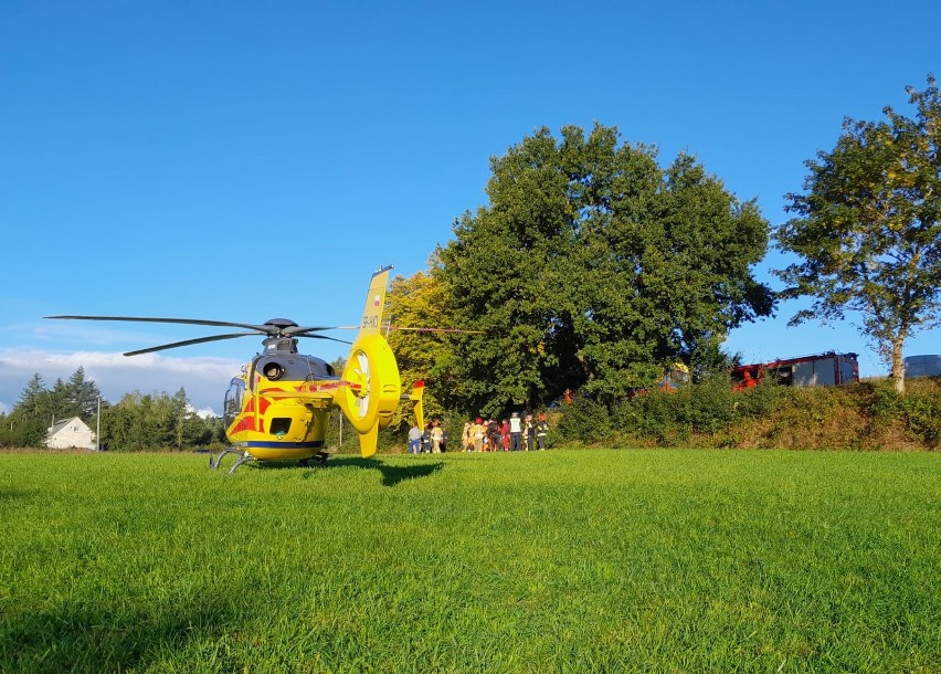 Powiat kartuski. Śmiertelny wypadek w Mirachowie. 17-letni motocyklista uderzył w drzewo. 23.09.2022 r.