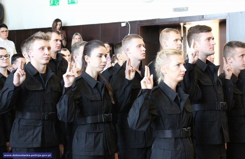 182 nowych policjantów na Dolnym Śląsku [ZDJĘCIA]