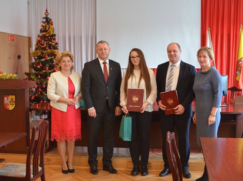 Maków Maz. Starosta wręczył listy gratulacyjne stypendystom Prezesa Rady Ministrów