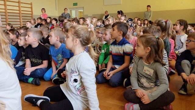 Dzieci z klas I-III uważnie słuchały porad okulisty