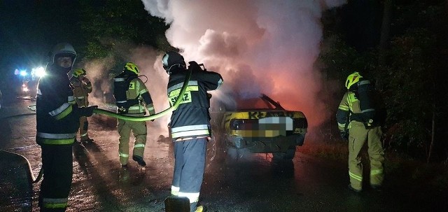 W niedzielę wczesnym rankiem strażacy zostali wezwani do pożaru samochodu osobowego w okolicy miejscowości Studniczka w gminie Czaplinek.