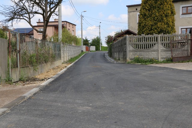 Ulica Ogrodowa na nową nawierzchnię Zobacz kolejne zdjęcia/plansze. Przesuwaj zdjęcia w prawo naciśnij strzałkę lub przycisk NASTĘPNE