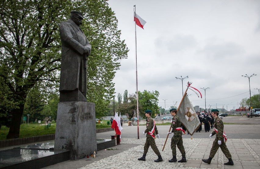 Przed pomnikiem Józefa Piłsudskiego przy ŁDK regularnie...