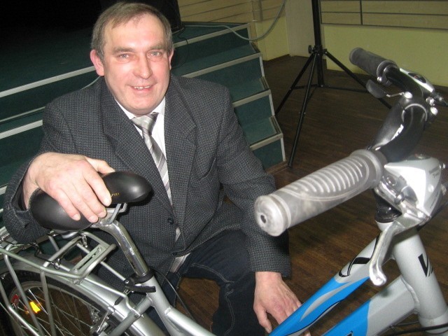 - Wycieczki rowerowe to moja pasja dlatego cieszę się z tego roweru - mówił Stanisław Surowiec, który pracuje jako magazynier w firmie Arctic Paper.