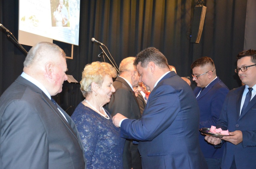Małżeńskie jubileusze w Skaryszewie. Pary z gminy wspólnie świetowały Złote, Diamentowe i Szmaragdowe Gody
